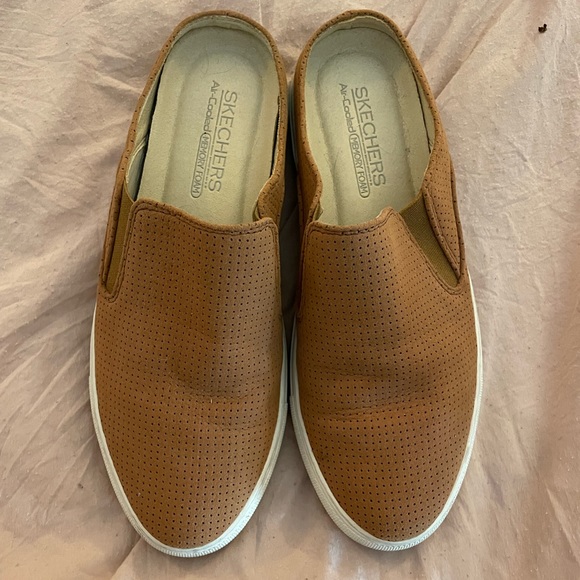 SKETCHER TAN SLIP ONS 7.5 - Picture 2 of 4